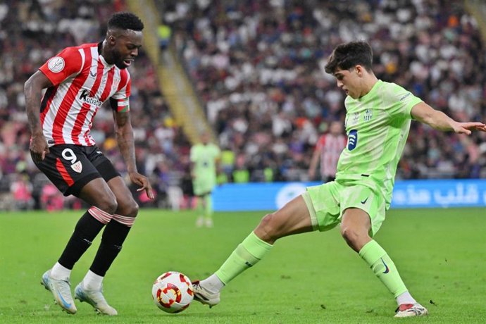 Archivo - 08 January 2025, Saudi Arabia, Jeddah: Barcelona's Pau Cubarsi (R) and Bilbao's Inaki Williams battle for the ball during the Spanish Super Cup semifinal soccer match between Athletic Bilbao vs Barcelona at King Abdullah Sport City. 