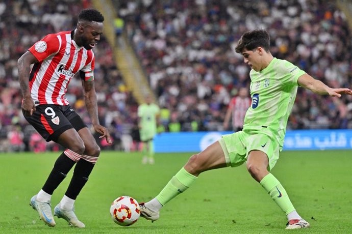 Archivo - 08 January 2025, Saudi Arabia, Jeddah: Barcelona's Pau Cubarsi (R) and Bilbao's Inaki Williams battle for the ball during the Spanish Super Cup semifinal soccer match between Athletic Bilbao vs Barcelona at King Abdullah Sport City. Photo: Abdui