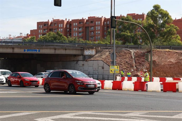 Archivo - Corte de tráfico en Montes Sierra y Luis Uruñuela por la obra del "tranvibús" de Sevilla Este.