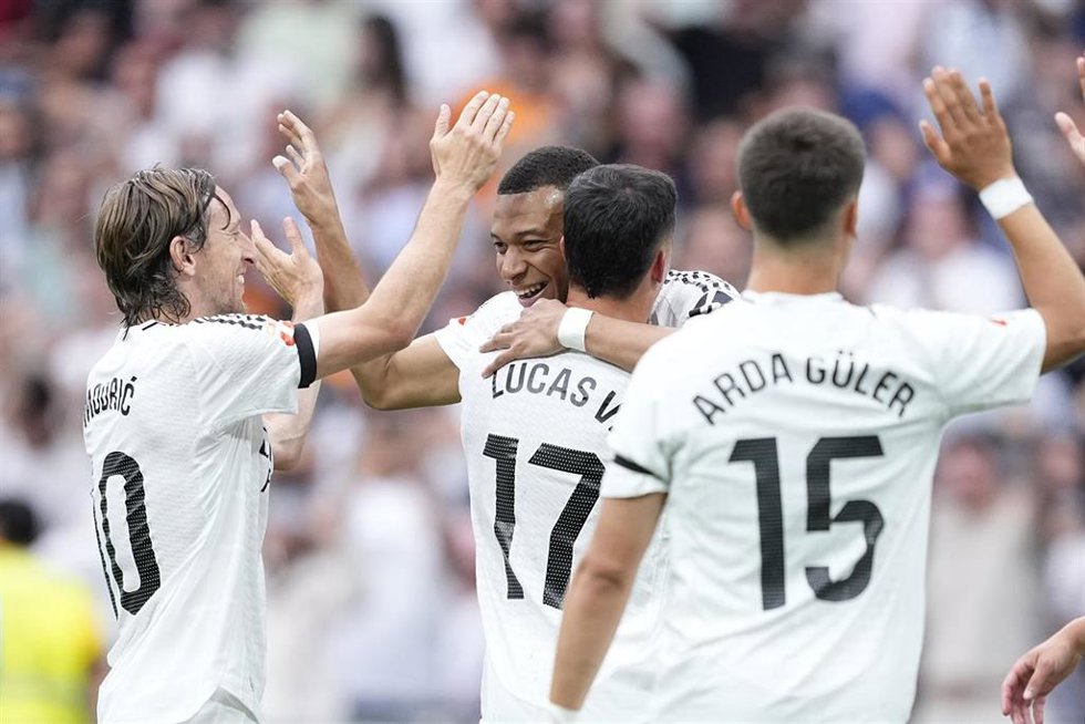 El delantero del Real Madrid Kylian Mbappé celebra un gol en el Santiago Bernabéu.