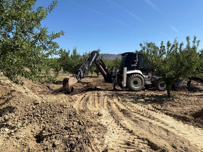 Continúan los trabajos de limpieza del vertido de crudo en una finca agrícola de Calasparra