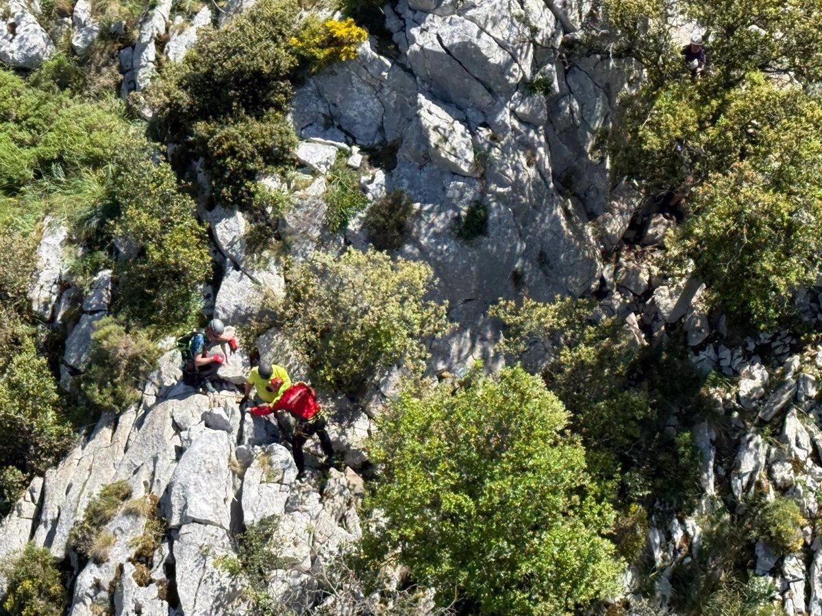 Rescatado en helicóptero tras resbalar y quedarse colgado de su arnés en la vía ferrata de La Hermida