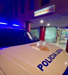Un coche de la Policía Local de Las Palmas de Gran Canaria en la zona de Urgencias Pedriáticas del Hospital Materno