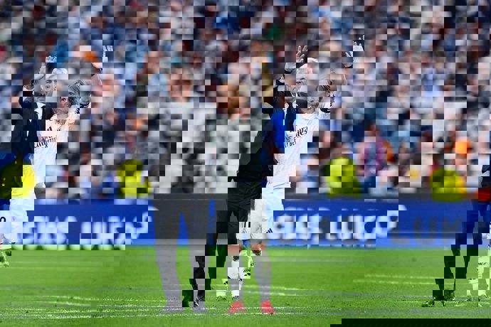 Carlo Ancelotti y Luka Modric, en el Santiago Bernabéu.