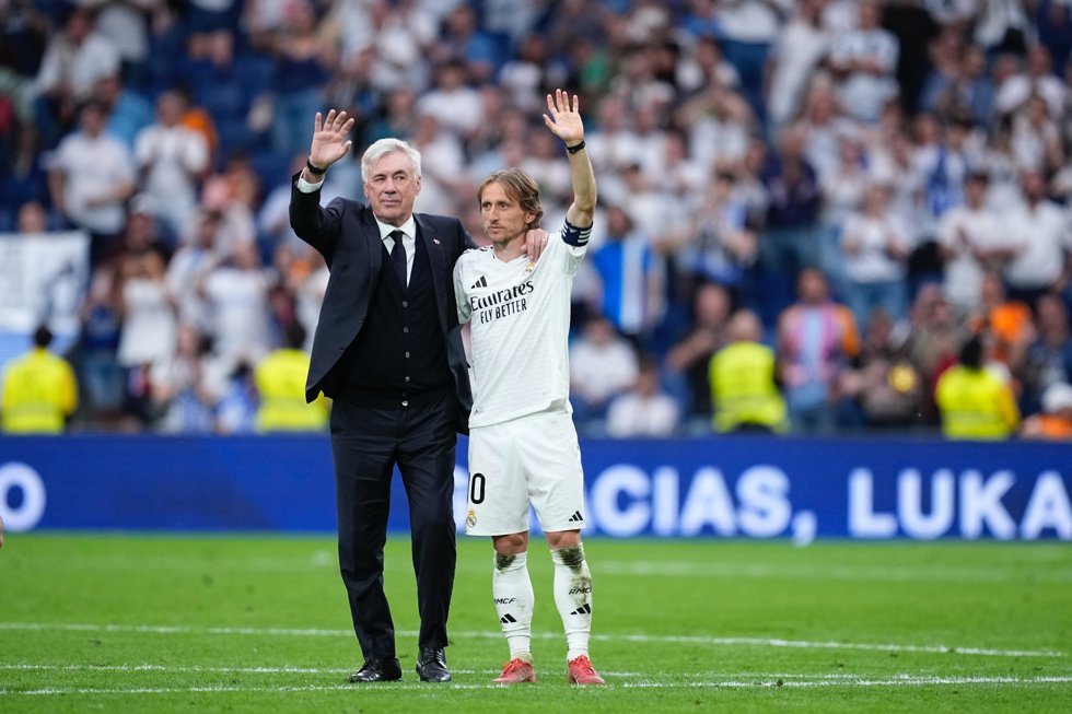 Carlo Ancelotti y Luka Modric, en el Santiago Bernabéu.