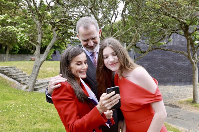 El Rey Felipe VI , la Reina Letizia y la Infanta Sofía visualizan un vídeo enviado por la Princesa de Asturias, que se encuentra en República Dominicana a bordo del buque escuela 'Juan Sebastián Elcano', con motivo de la graduación de su hermana pequeña.