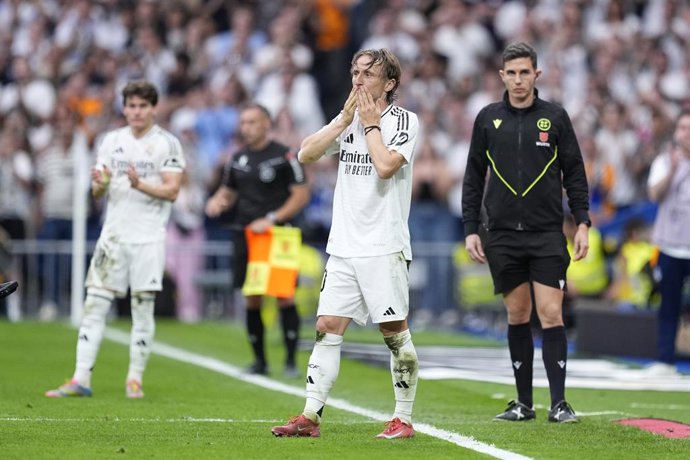 Luka Modric, do Real Madrid, deixa o campo durante a partida de futebol da Liga Espanhola, LaLiga EA Sports, disputada entre Real Madrid e Real Sociedad em 24 de maio de 2025, em Madri, Espanha.