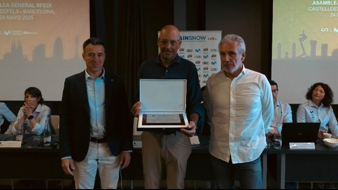 El director-gerente de Vallter, Enric Serra, con el galardón