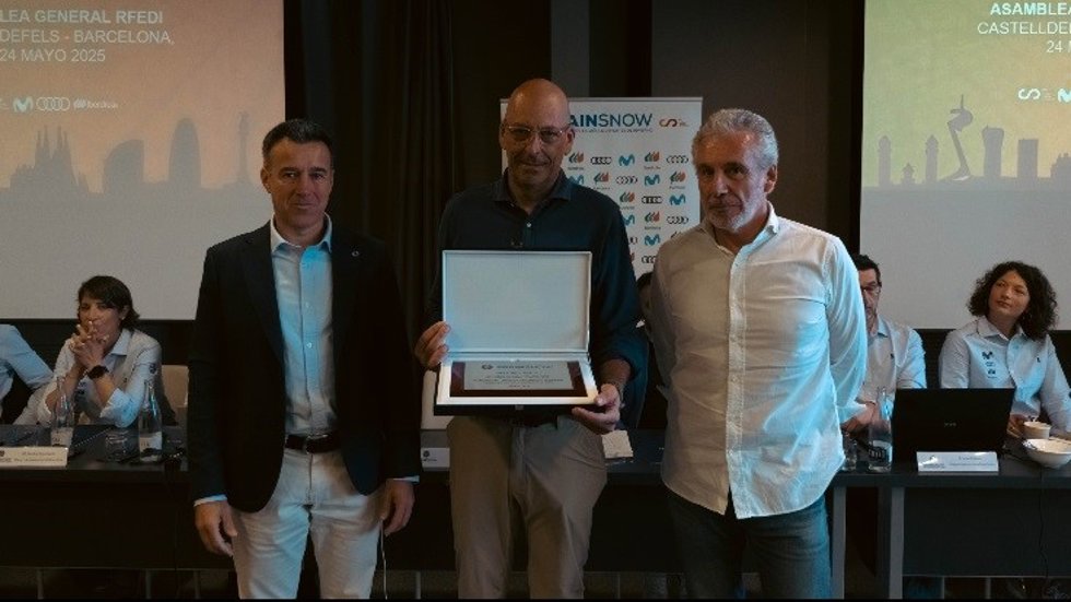 El director-gerente de Vallter, Enric Serra, con el galardón