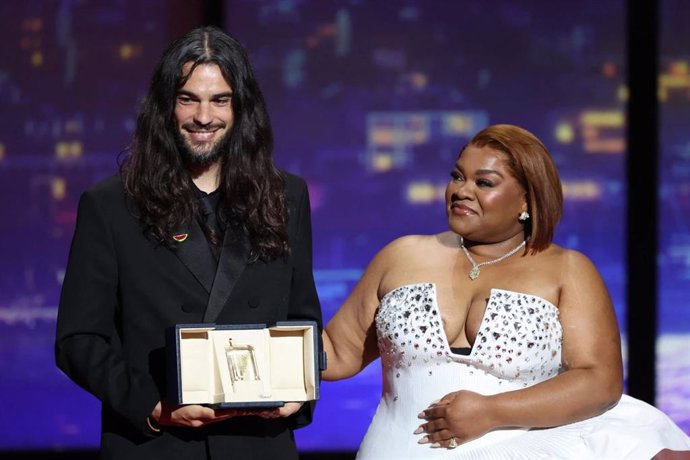 El director gallec Oliver Laxe s'ha fet amb el premi del Jurat del festival de Cannes per la seva pel·lícula 'Sirat', compartint el guardó 'ex aequo' amb la directora alemanya Mascha Shilinzki pel seu film 'Sound of Falling'.