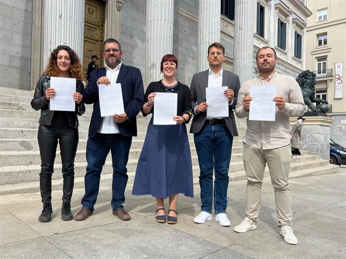 Los representantes de las cuatro formaciones con la iniciativa con la que pretenden que se dereoguen los Decretos de Nueva Planta