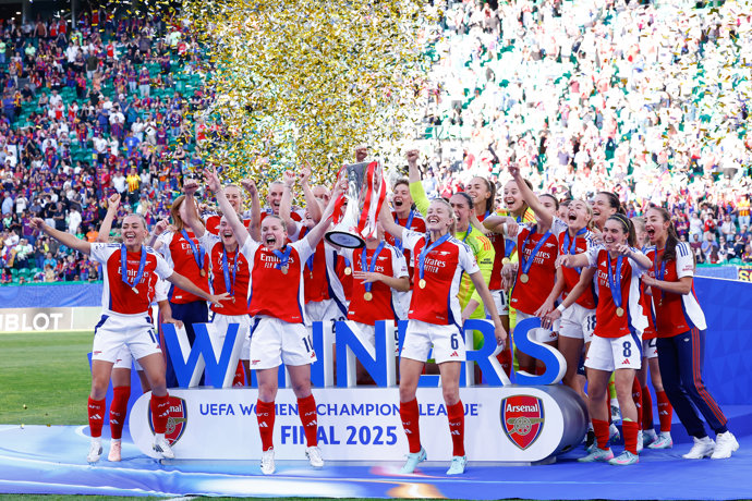 Las jugadoras del Arsenal FC celebran la consecución de la Liga de Campeones 24-25
