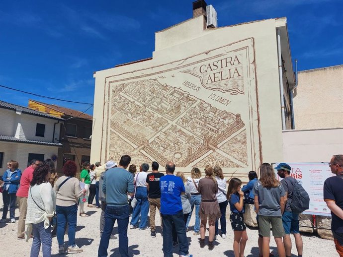 Gran expectación en El Burgo de Ebro para contemplar el precioso mural que representa la ciudad romana de Castra Aelia