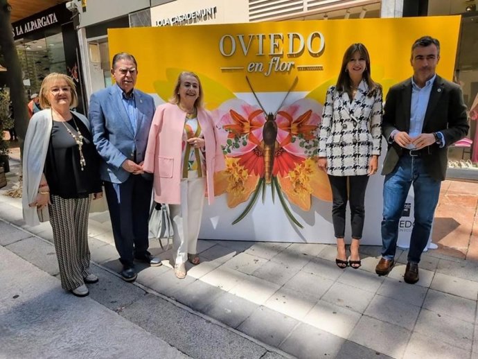 Visita del equipo de gobierno al mercado 'Oviedo en flor'.