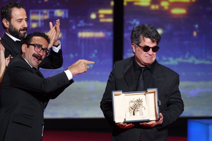 El director, guionista i productor iranià Jafar Panahi (dta.) i el seu equip celebren sobre l'escenari després de guanyar la Palma d'Or per la pel·lícula Un simple accident.         