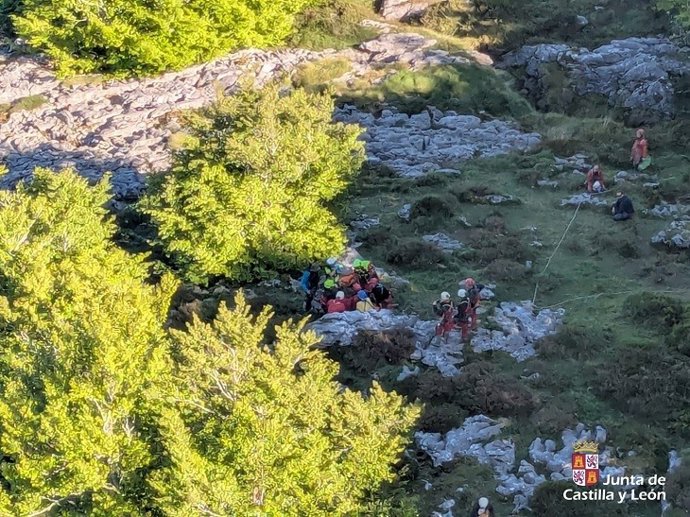 Rescatan en helicóptero a una mujer herida en la cavidad de la Torca de los Morteros en Burgos
