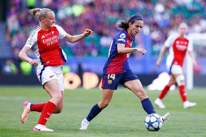 Aitana Bonmatí conduce la pelota durante el Arsenal-FC Barcelona de la Liga de Campeones Femenina 24-25