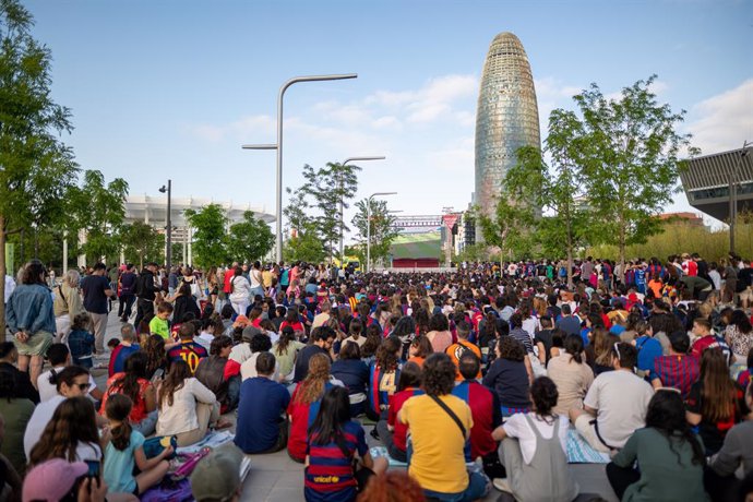 Desenes de persones veuen en una pantalla geganta la final de la Women's Champions League entre el FC Barcelona i l'Arsenal, al Parc dels Glòries, a 24 de maig de 2025, a Barcelona, Catalunya (Espanya)
