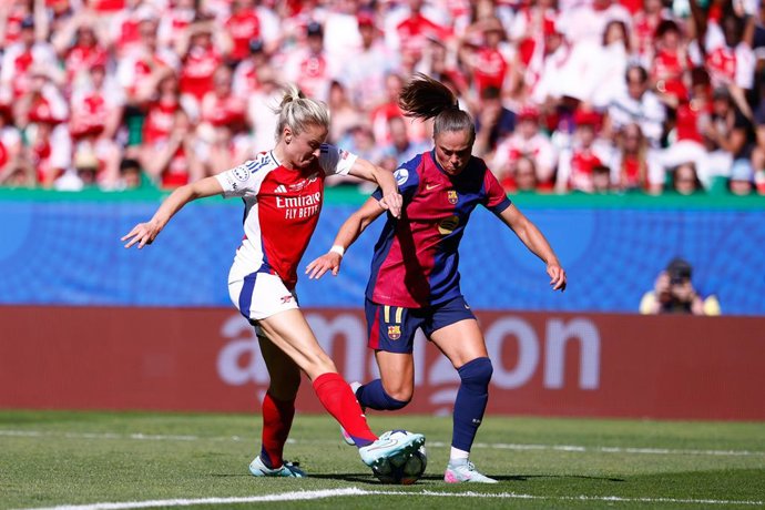 Ewa Pajor of FC Barcelona and Leah Williamson of Arsenal FC in action during the UEFA Women's Champions League Final 2025 football match played between Arsenal WFC and FC Barcelona at Jose Alvalade Stadium on May 24, 2025, in Lisbon, Portugal.