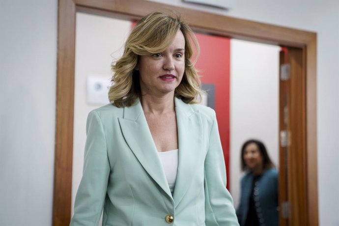 Archivo - La ministra de Educación, Formación Profesional y Deportes, Pilar Alegría, a su llegada a una rueda de prensa en el Palacio de la Moncloa, a 22 de abril de 2025, en Madrid (España). El presidente del Gobierno ha anunciado el incremento del gasto