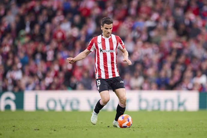 Archivo - Inigo Ruiz de Galarreta of Athletic Club in action during the LaLiga EA Sports match between Athletic Club and UD Las Palmas at San Mames on April 23, 2025, in Bilbao, Spain.