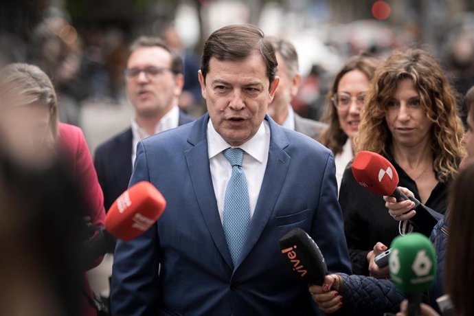 El presidente de Castilla y León, Alfonso Fernández Mañueco,  a su llegada a la reunión de la Junta Directiva Nacional del Partido Popular (PP) en la sede de calle Génova, a 19 de mayo de 2025, en Madrid (España).