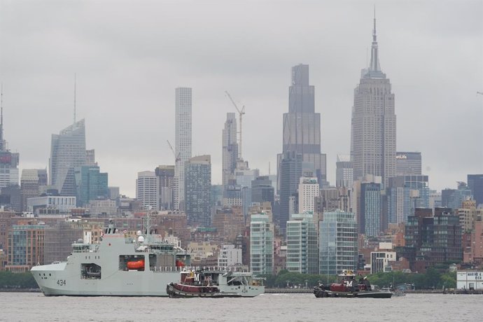May 21, 2025, Manhattan, United States: HMCS Frédérick Rolette (AOPV 434) sails up the Hudson River with the Empire State Building in the background during the Parade of Ships. The arrival of ships to the port marks the start of New York's 37th Annual Fle