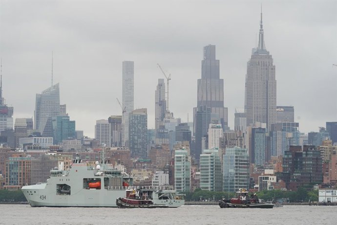 21 de maio de 2025, Manhattan, Estados Unidos: O HMCS Frédérick Rolette (AOPV 434) navega pelo rio Hudson com o Empire State Building ao fundo durante o desfile de navios. A chegada dos navios ao porto marca o início da 37ª Parada Anual de Navios de Nova 