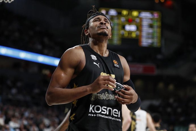 Archivo - Chima Moneke, en un partido con el Baskonia.