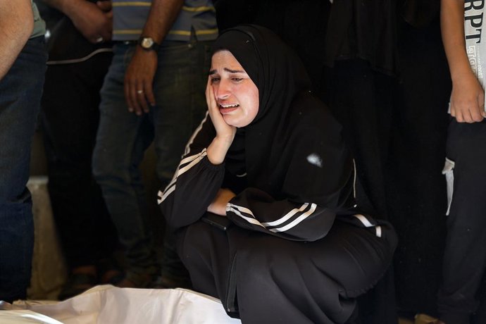24 de maio de 2025, Khan Yunis, Faixa de Gaza, Território Palestino: Parentes de palestinos que perderam a vida em um ataque aéreo israelense choram no hospital Nasser em Khan Younis, no sul da Faixa de Gaza, em 24 de maio de 2025