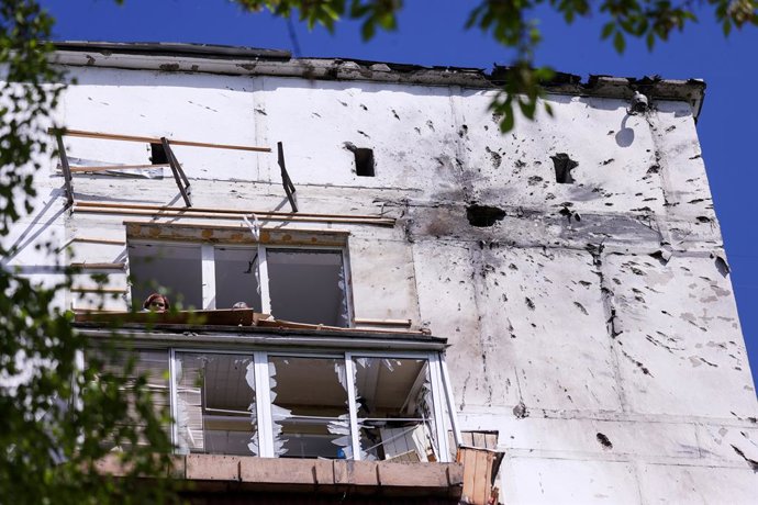 RÚSSIA, MOSCOU - 6 DE MAIO DE 2025: Um prédio de apartamentos na rodovia Kashirskoye, no sul de Moscou, sofre danos causados por um ataque de drone