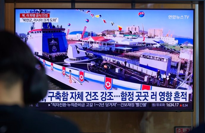 April 28, 2025, Seoul, South Korea: People look at a 24-hour Yonhap news TV broadcast at Seoul Railway Station showing a news broadcast with North Korea's new destroyer Choi Hyun at a launching ceremony at a shipyard in the North Korea's western port city