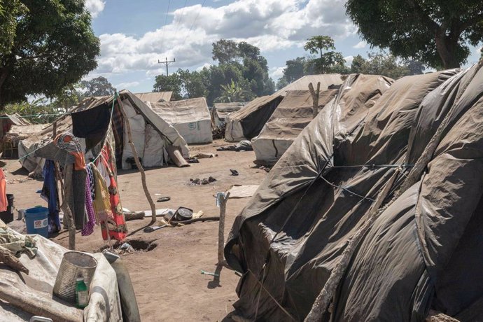 Archivo - June 29, 2021, Mueda, Cabo Delgado, Mozambique: Mozambique / Cabo Delgado / Mueda district / Eduardo Mondlane transit camp, 6 km from Mueda / Hundreds of displaced people wait here in a precarious camp before being rehoused or leaving.