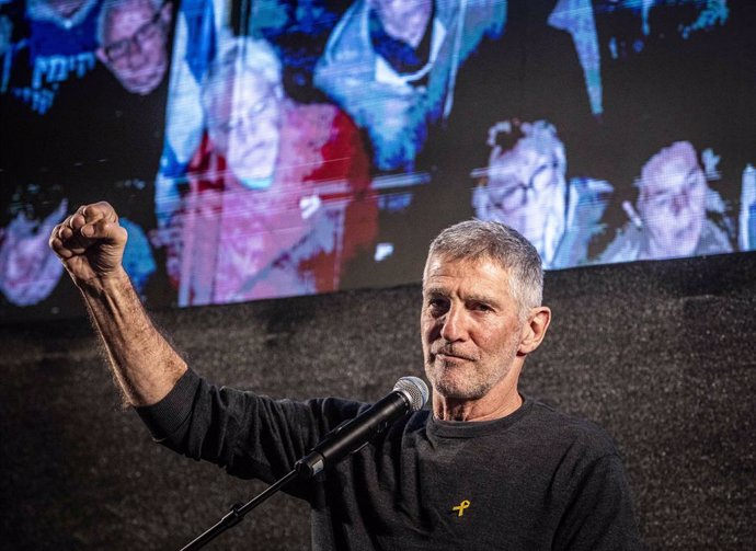 Archivo - March 22, 2025, Tel Aviv, Israel: Israeli Democrat party leader Yair Golan gestures as he speaks during a demonstration. Thousands of people demonstrated in Tel Aviv and other Israeli population centers against the decision by Prime Minister Ben