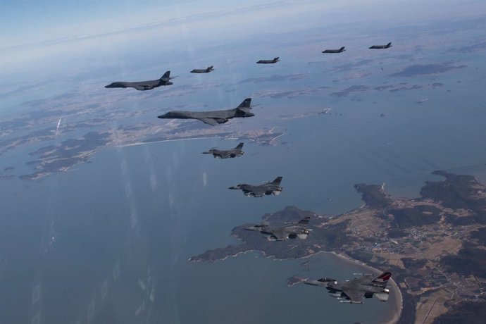 Archivo - November 19, 2022, Korean Airspace, South Korea: Two U.S. Air Force B-1B Lancer stealth strategic bomber aircraft, are escorted by U.S. Air Force F-16 fighter aircraft and South Korean F-35A stealth fighters during a formation flight in the Kore
