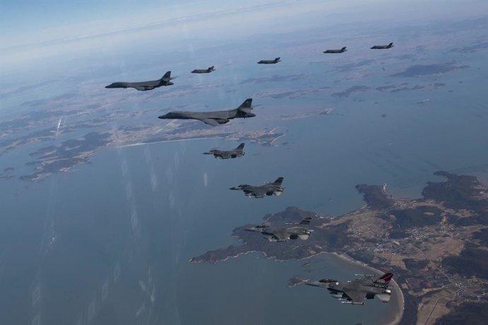 Archivo - Arquivo - 19 de novembro de 2022, espaço aéreo coreano, Coreia do Sul: Dois bombardeiros estratégicos stealth B-1B Lancer da Força Aérea dos EUA são escoltados por caças F-16 da Força Aérea dos EUA e caças stealth F-35A da Coreia do Sul durante 