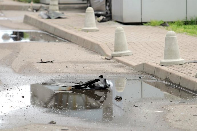 7 de maio de 2025, Kiev, Ucrânia: Fragmentos de um drone abatido são vistos do lado de fora do bloco de apartamentos danificado durante um ataque russo ao território de um complexo residencial no distrito de Dniprovskyi, em Kiev, Ucrânia, em 7 de maio de 