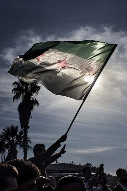 Archivo - 15 de dezembro de 2024, Damasco, Síria: Damasco, 15 de dezembro de 2024 - Cenas de alegria na Praça Umayyad, onde os sírios agitam bandeiras da revolução e comemoram a queda de Bashar al-Assad.