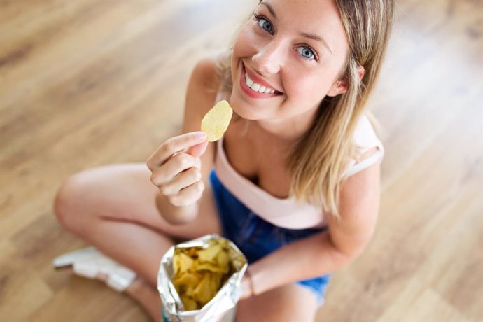 Archivo - Comiendo patatas fritas.