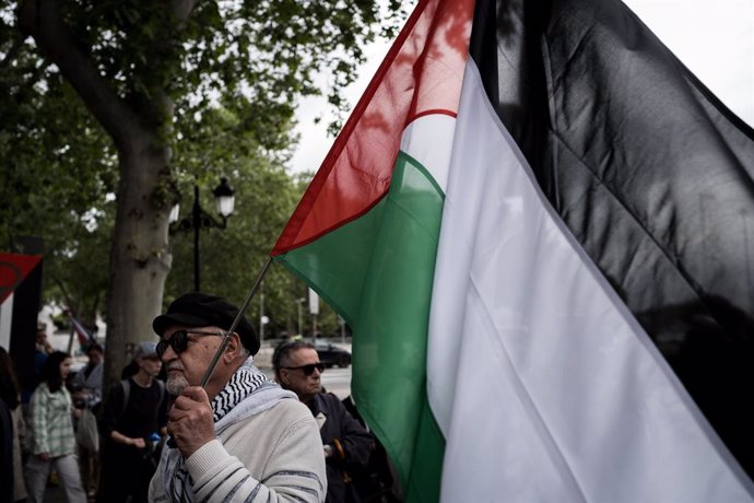 Un hombre con una bandera Palestina durante la manifestación en conmemoración de la Nakba, a 15 de mayo de 2025, en Madrid (España). En el 77 aniversario de la Nakba, el suceso que obligó a 700.000 personas a dejar su tierras cuando se proclamó el Estado 