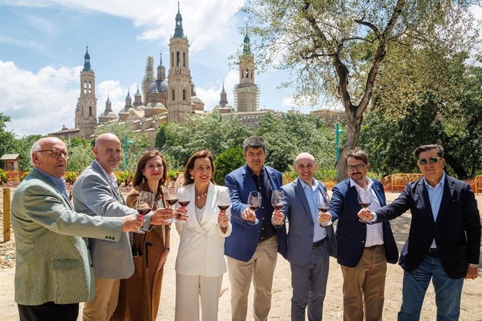 La alcaldesa de Zaragoza, Natalia Chueca, brinda en la presentacion del Festival Internacional de la Garnacha