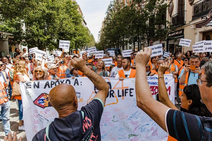 Archivo - Varias personas de la plataforma de afectados por las obras de la Línea 7B del metro de Madrid durante una manifestación pese a la prohibición de la Delegación del Gobierno, a 2 de mayo de 2023, en Madrid (España). 