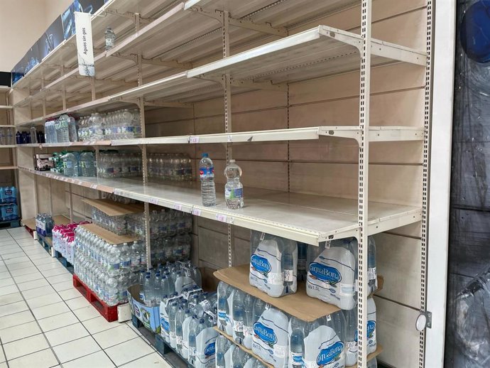 Lineales de agua vacíos en un hipermercado de Sevilla tras la compra masiva por el apagón de la jornada de ayer. A 29 de abril de 2025 en Sevilla, Andalucía (España). 