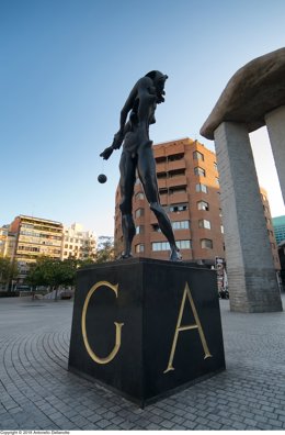 Newton y dolmen de Dalí