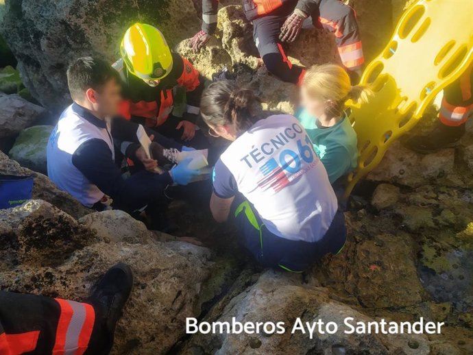 Uma mulher ferida é resgatada do penhasco em Virgen del Mar