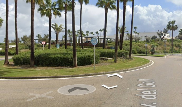 Rotonda de entrada a la urbanización La Alcaidesa en San Roque.