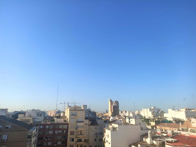 Archivo - Cielo despejado en València