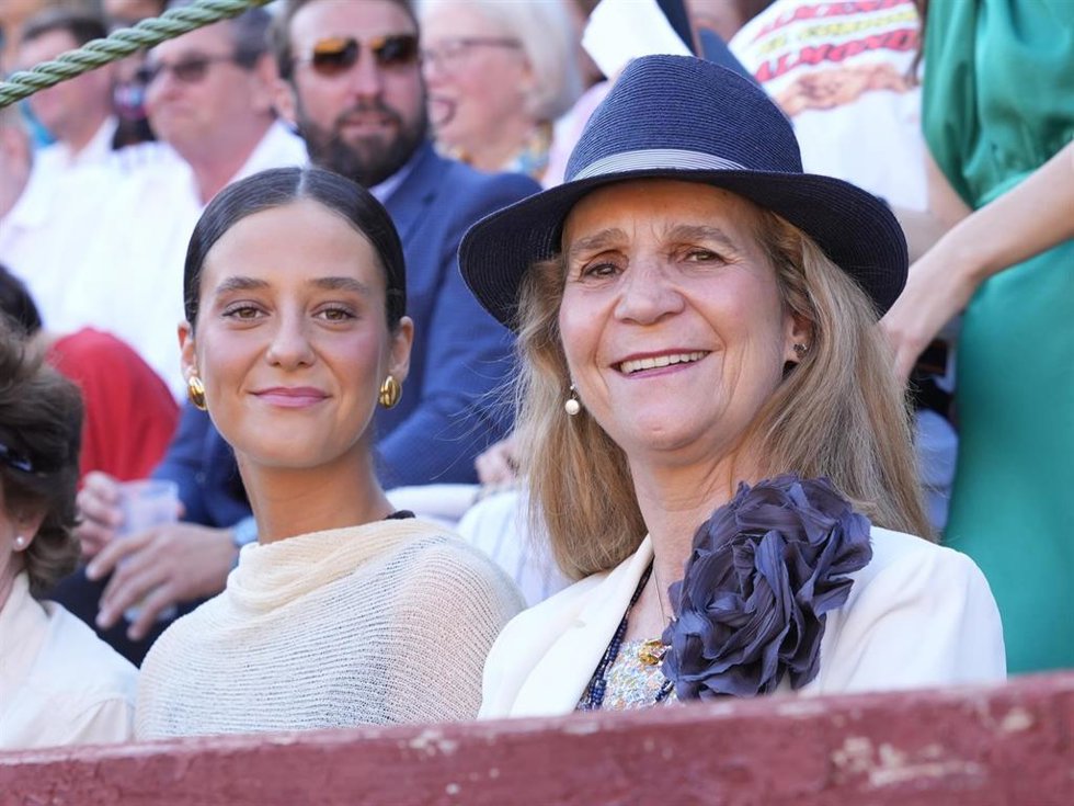 La infanta Elena de Borbón (d) y su hija Victoria Federica de Marichalar y Borbón (2d) acuden al último festejo de la Feria de Jerez de la Frontera. A 24 de mayo de 2025 en Jerez de la Frontera, Cádiz (Andalucía, España).