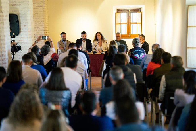 Encuentro de representantes municipales socialistas de Sevilla y Huelva sobre el virus del Nilo celebrado el 15 de mayo.