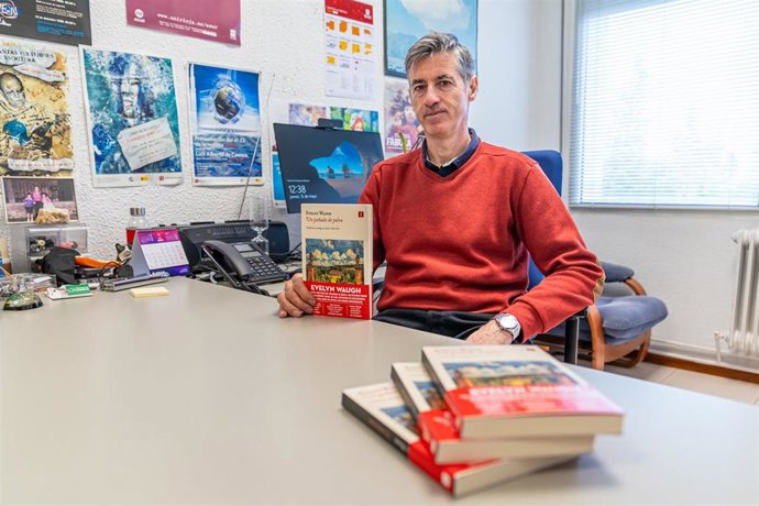 El catedrático de la UR Carlos Villar Flor firma la nueva traducción del libro 'Un puñado de polvo'